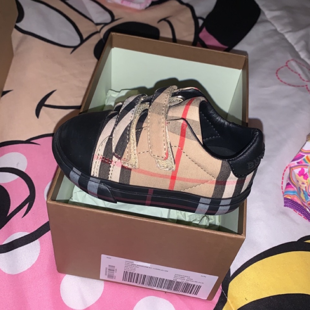 Burberry shoes only worn once